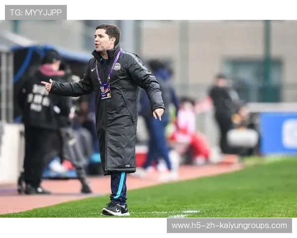 主帅被记者激怒，当场怒撕麦克风