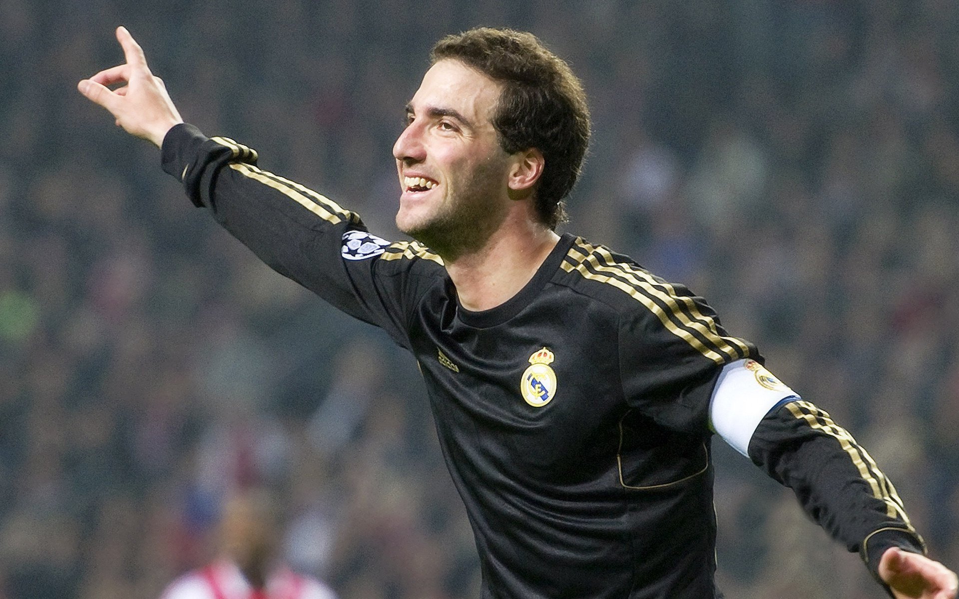 kering.com-罗马边路渗透打破防守平衡制造空档，罗马防线